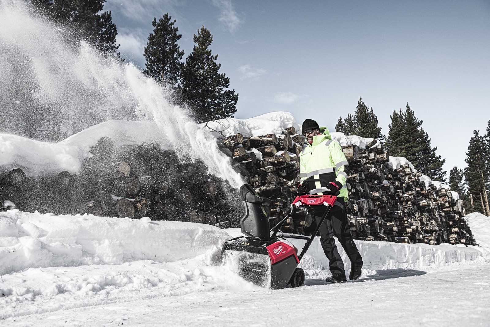 Freză de zapadă M18 FUEL cu expulzare directă Milwaukee M18 F2SSBL-0 - in utilizare 6