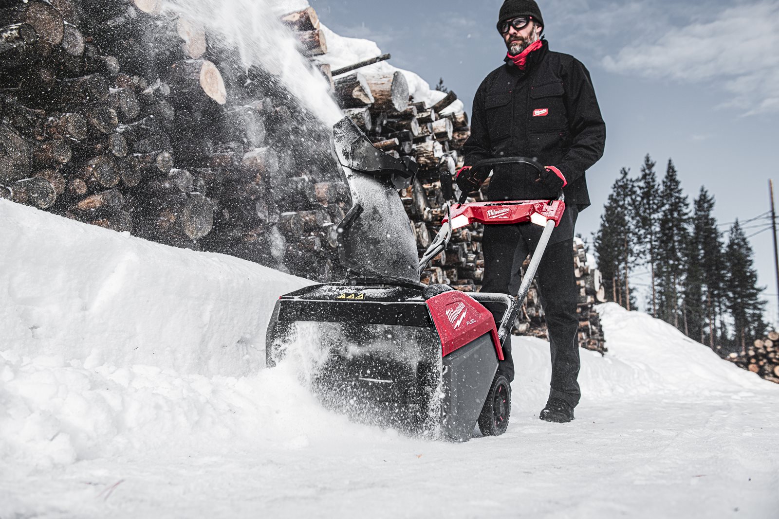 Freză de zapadă M18 FUEL cu expulzare directă Milwaukee M18 F2SSBL-0 - in utilizare 7