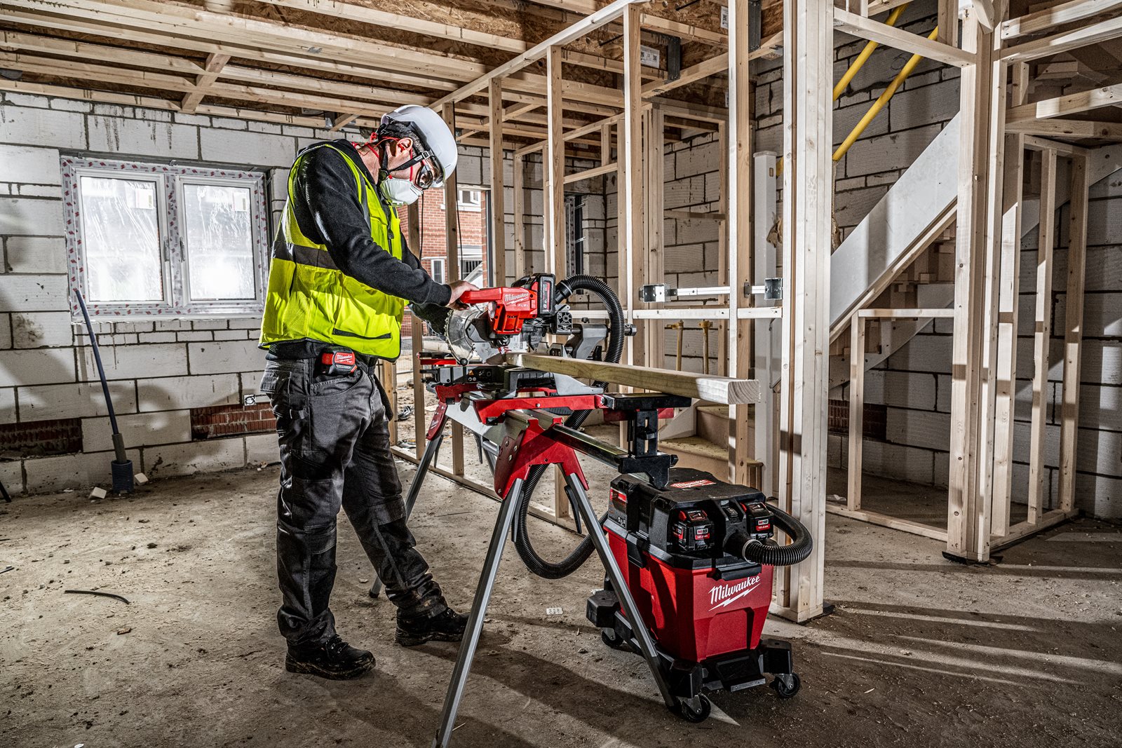 Aspirator M18 FUEL 23L, clasa L Milwaukee M18 F2VC23L-0 - in utilizare 1