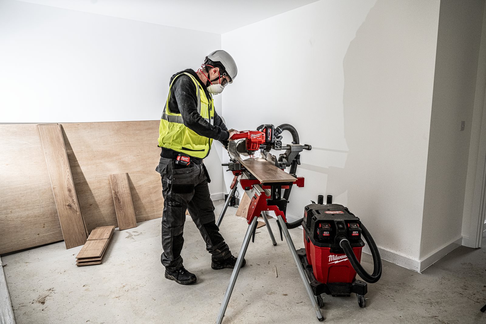 Aspirator M18 FUEL 23L, clasa L Milwaukee M18 F2VC23L-0 - in utilizare 2