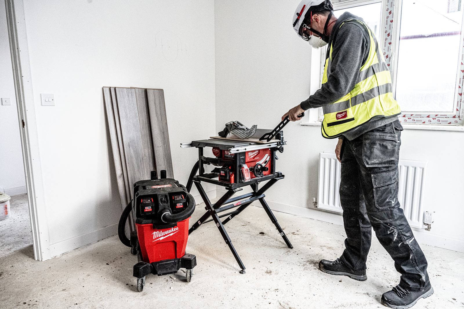 Aspirator M18 FUEL 23L, clasa L Milwaukee M18 F2VC23L-0 - in utilizare 4