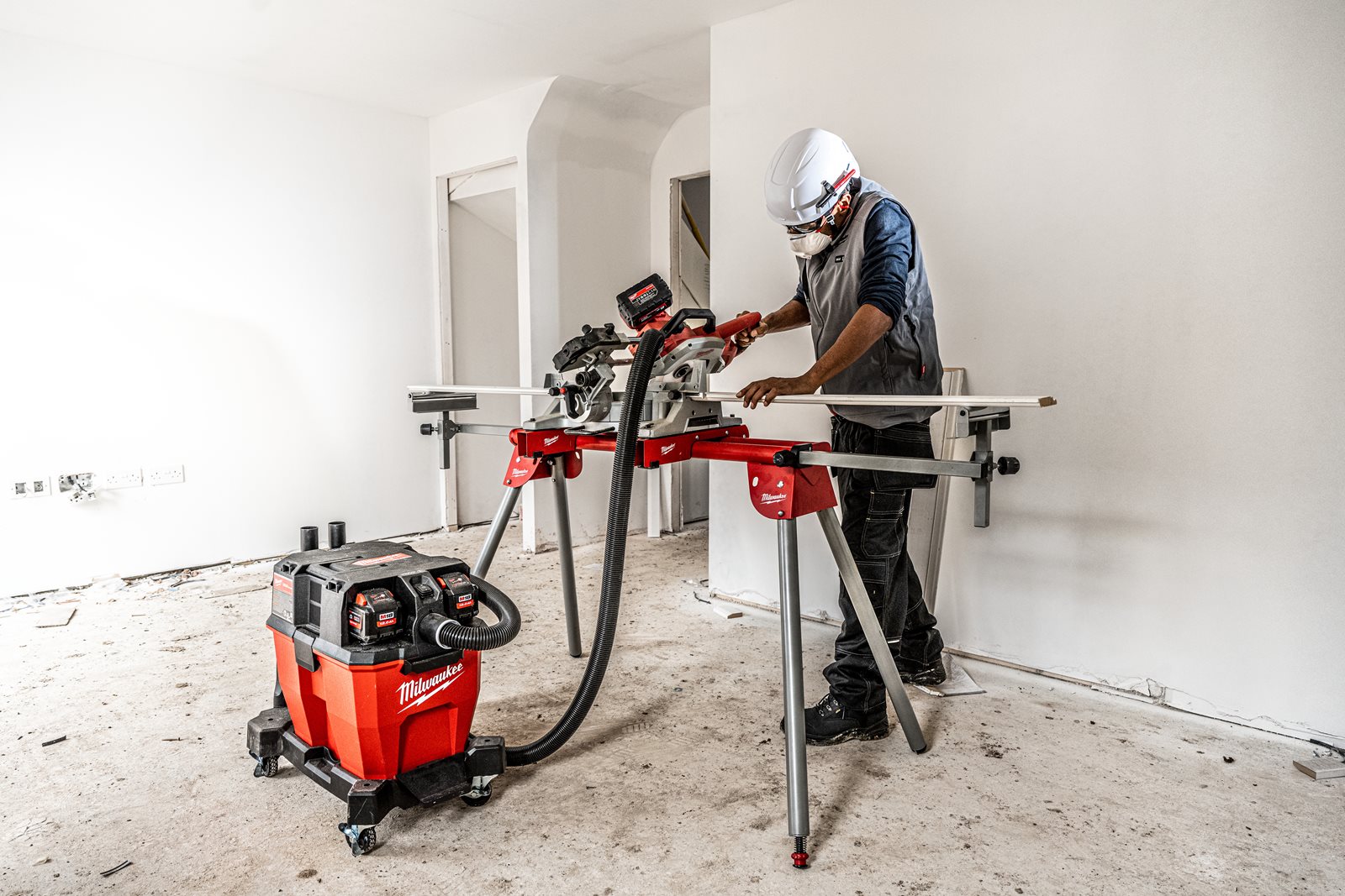 Aspirator M18 FUEL 23L, clasa L Milwaukee M18 F2VC23L-0 - in utilizare 5