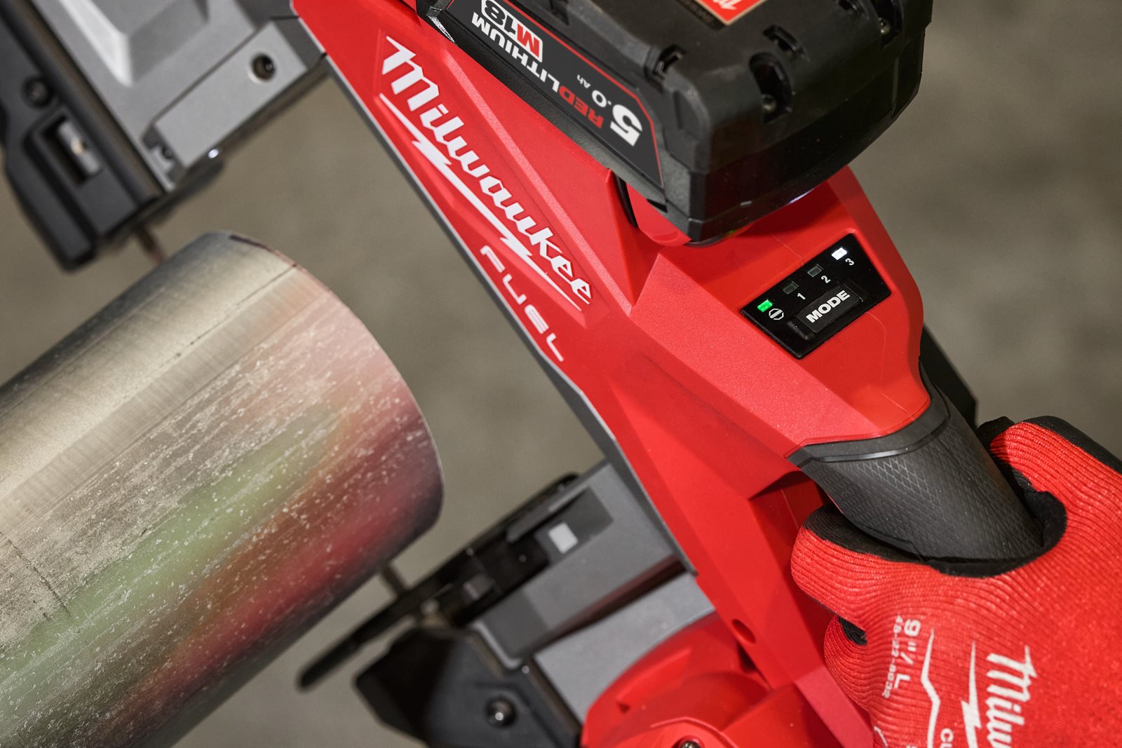 Fierăstrău cu bandă pentru tăieri adânci, gen. 2 M18 FUEL Milwaukee M18 FBS127-0 - in utilizare 1