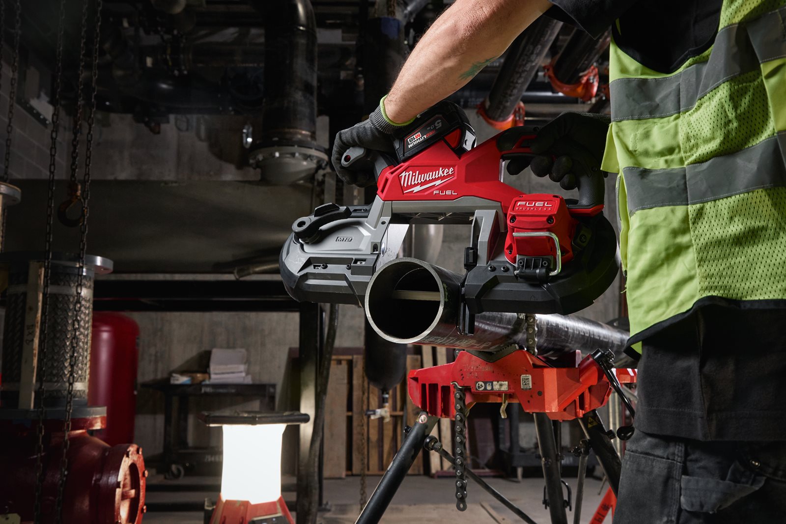 Fierăstrău cu bandă pentru tăieri adânci, gen. 2 M18 FUEL Milwaukee M18 FBS127-0 - in utilizare 10