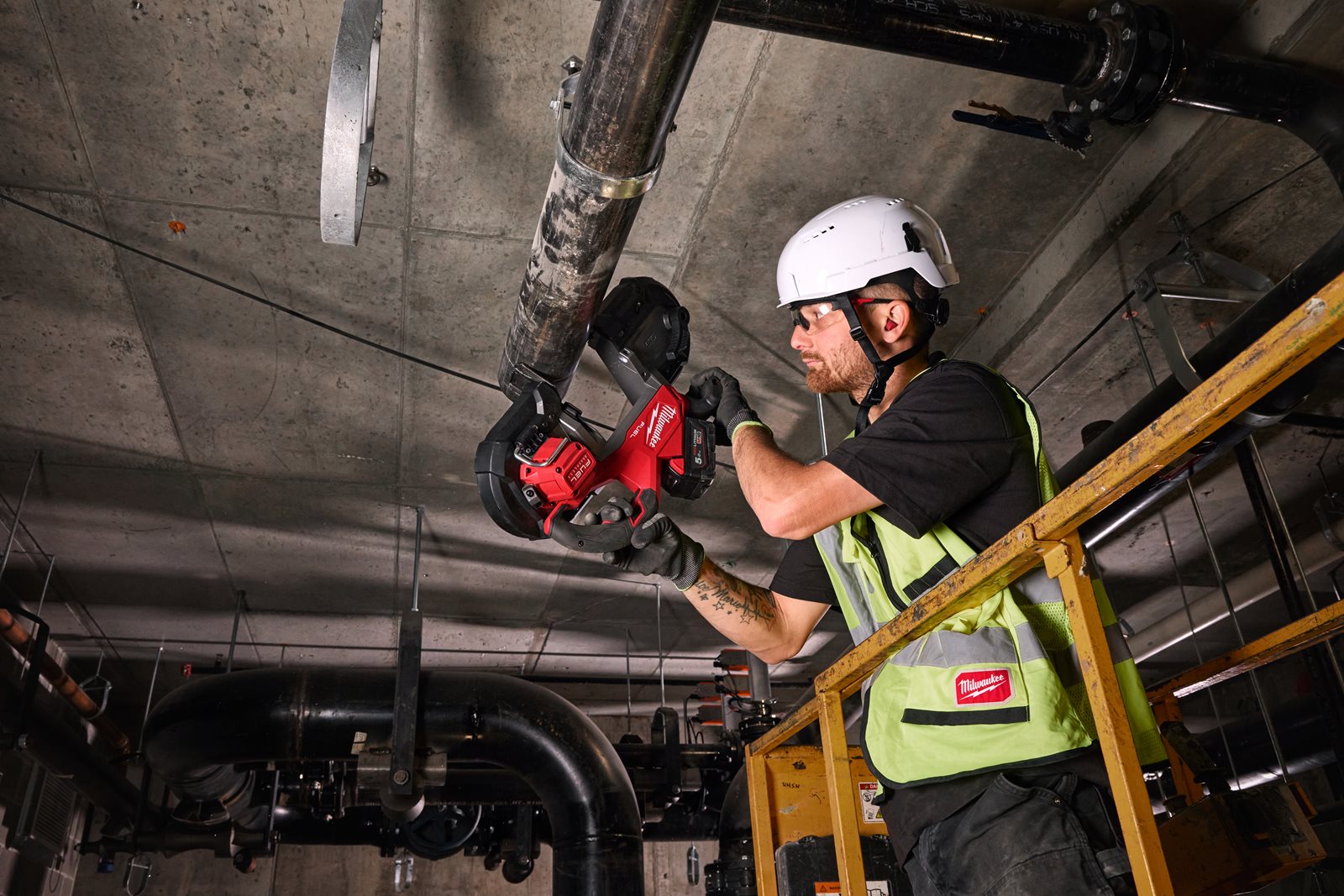 Fierăstrău cu bandă pentru tăieri adânci, gen. 2 M18 FUEL Milwaukee M18 FBS127-0 - in utilizare 11