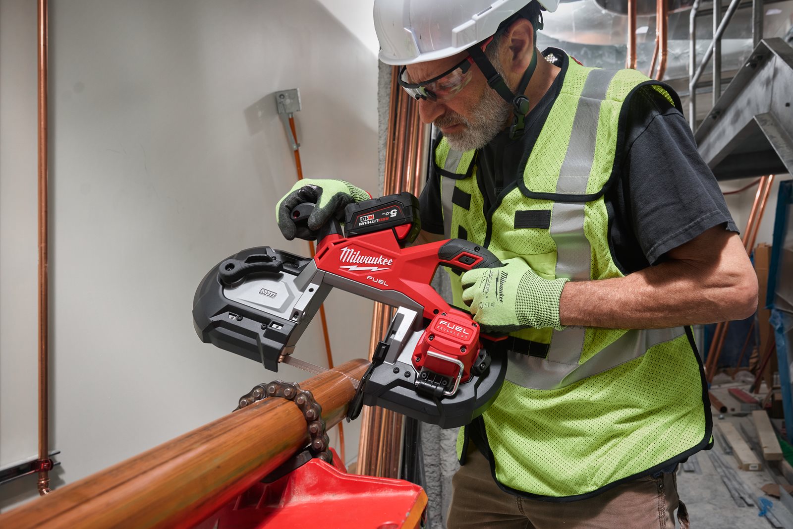 Fierăstrău cu bandă pentru tăieri adânci, gen. 2 M18 FUEL Milwaukee M18 FBS127-0 - in utilizare 2