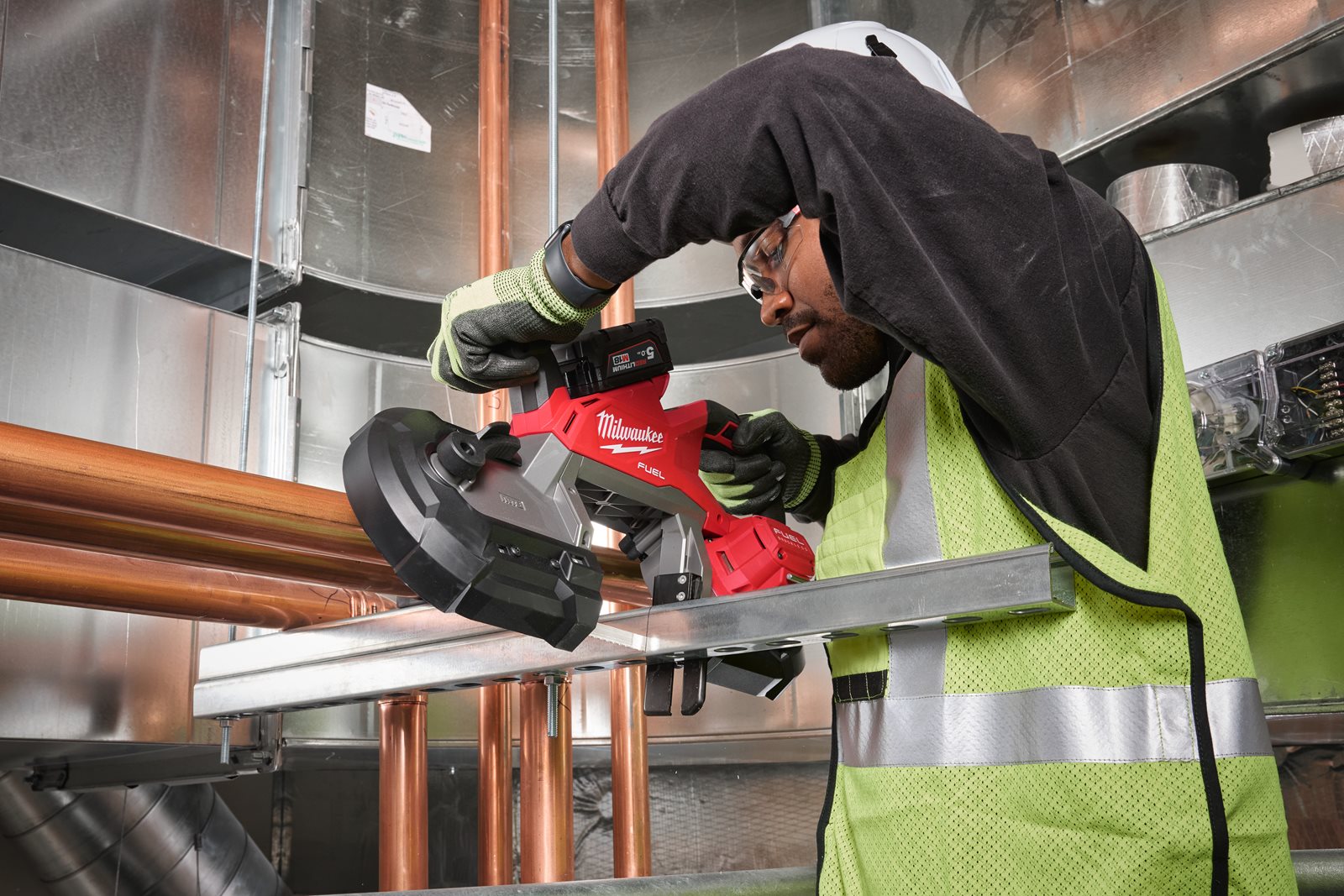 Fierăstrău cu bandă pentru tăieri adânci, gen. 2 M18 FUEL Milwaukee M18 FBS127-0 - in utilizare 3
