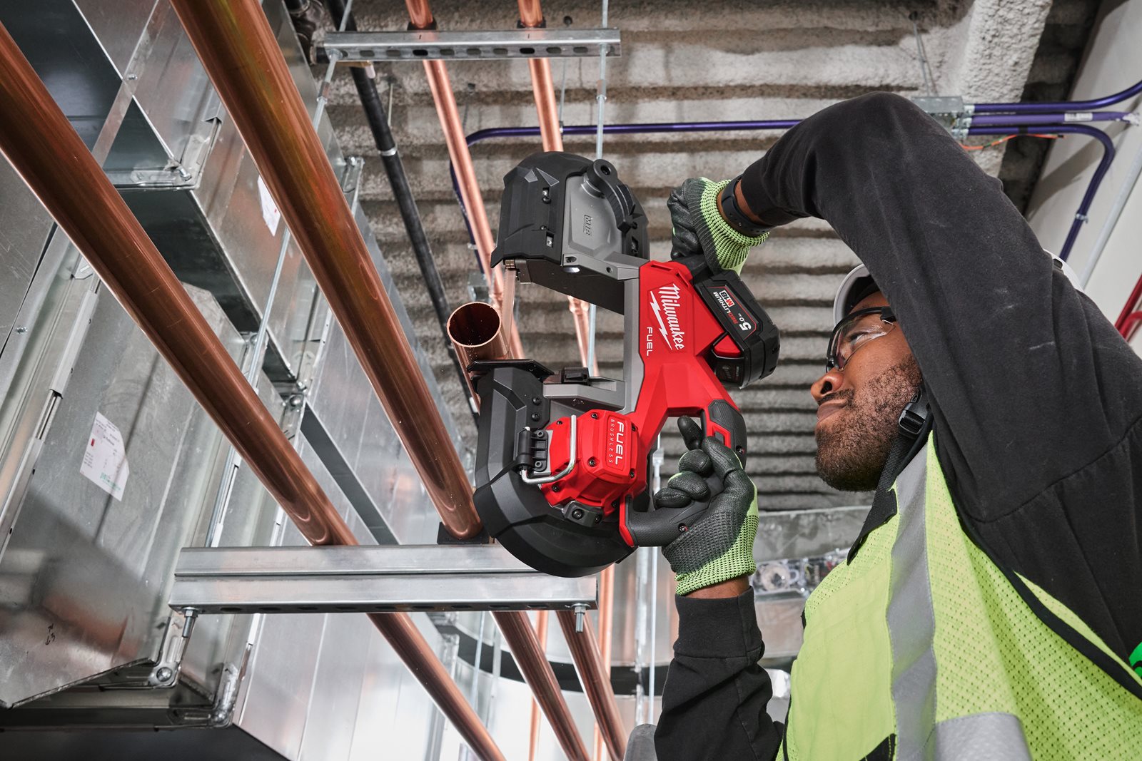 Fierăstrău cu bandă pentru tăieri adânci, gen. 2 M18 FUEL Milwaukee M18 FBS127-0 - in utilizare 4