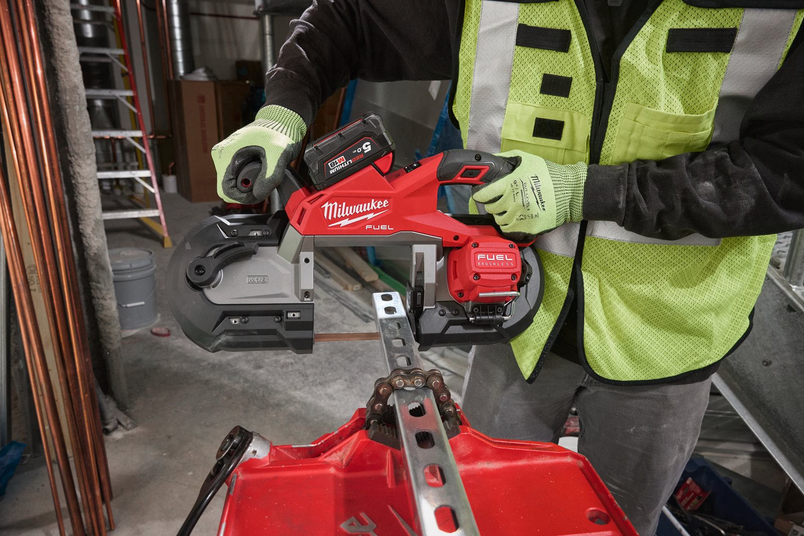 Fierăstrău cu bandă pentru tăieri adânci, gen. 2 M18 FUEL Milwaukee M18 FBS127-0 - in utilizare 5