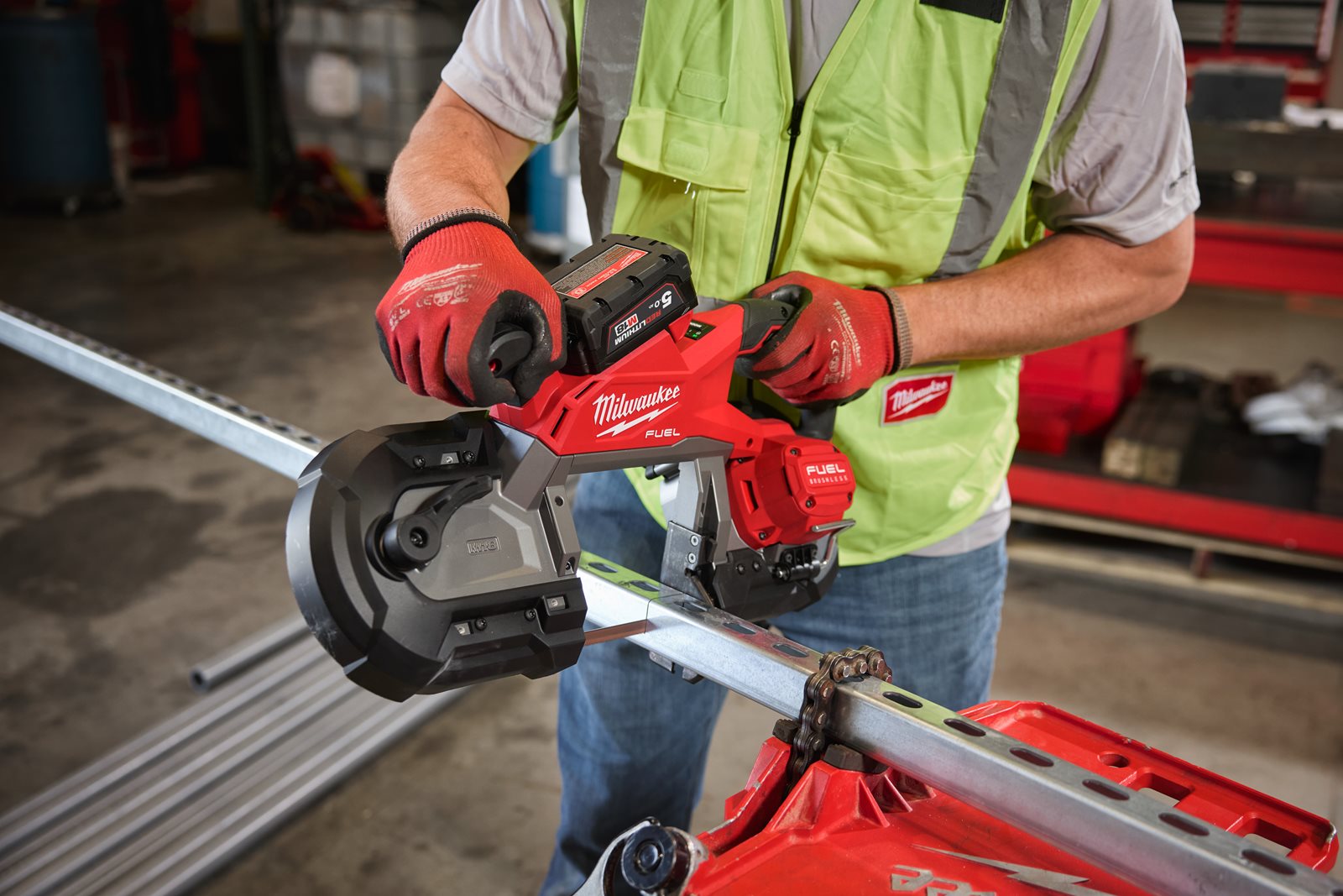 Fierăstrău cu bandă pentru tăieri adânci, gen. 2 M18 FUEL Milwaukee M18 FBS127-0 - in utilizare 7