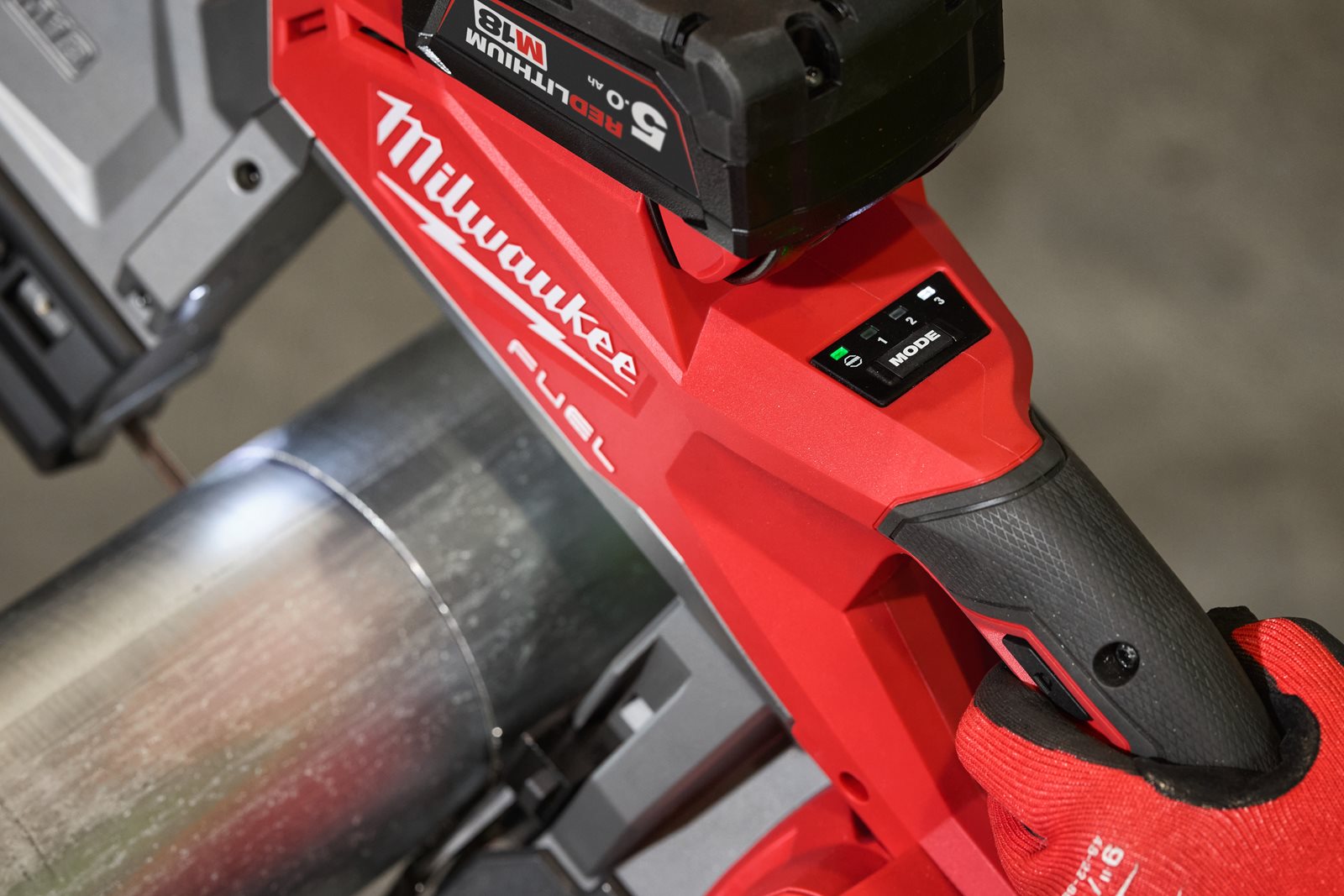 Fierăstrău cu bandă pentru tăieri adânci, gen. 2 M18 FUEL Milwaukee M18 FBS127-0 - in utilizare 9