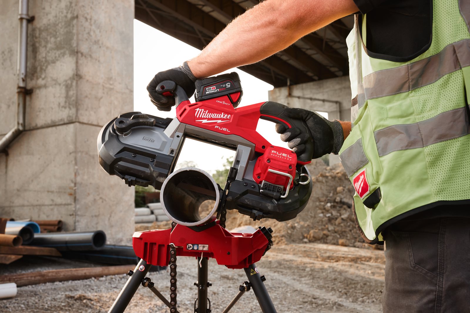 Fierăstrău cu bandă pentru tăieri adânci, cu declanșator dublu M18 FUEL ONE-KEY Milwaukee M18 FBS127DO-0C - in utilizare 1