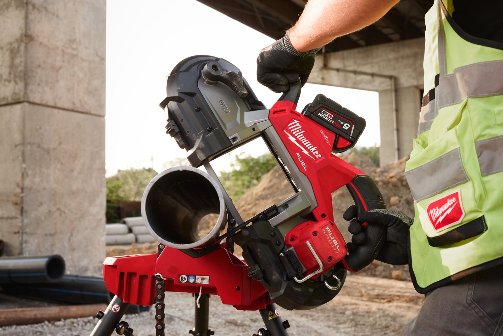 Fierăstrău cu bandă pentru tăieri adânci, cu declanșator dublu M18 FUEL ONE-KEY Milwaukee M18 FBS127DO-0C - in utilizare 2