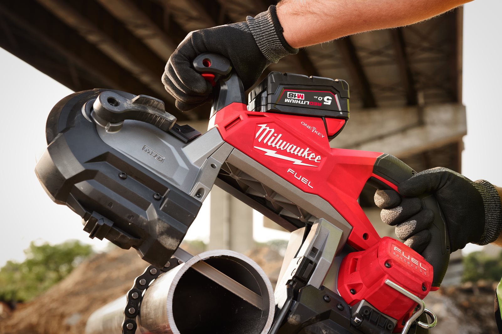 Fierăstrău cu bandă pentru tăieri adânci, cu declanșator dublu M18 FUEL ONE-KEY Milwaukee M18 FBS127DO-0C - in utilizare 3