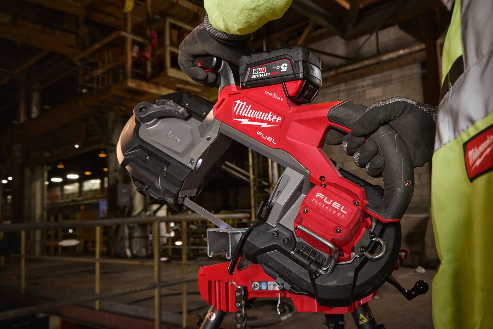 Fierăstrău cu bandă pentru tăieri adânci, cu declanșator dublu M18 FUEL ONE-KEY Milwaukee M18 FBS127DO-0C - in utilizare 4
