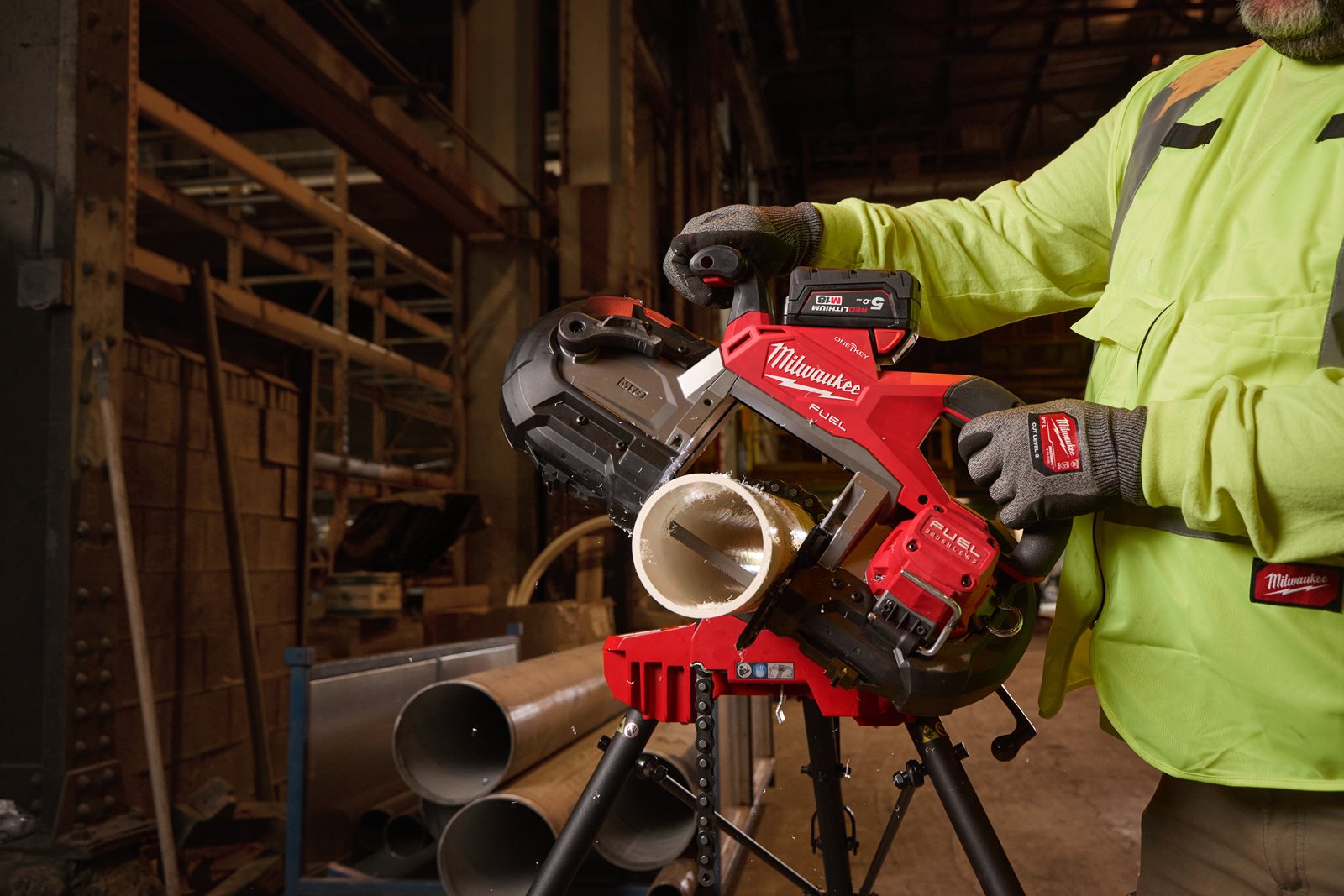 Fierăstrău cu bandă pentru tăieri adânci, cu declanșator dublu M18 FUEL ONE-KEY Milwaukee M18 FBS127DO-0C - in utilizare 5