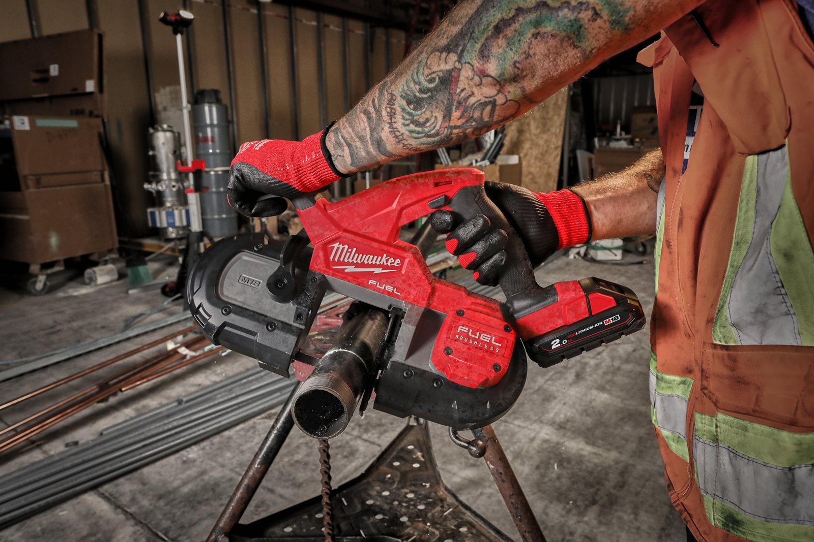 Fierăstrău compact cu bandă M18 FUEL Milwaukee M18 FBS85-0C - in utilizare 1