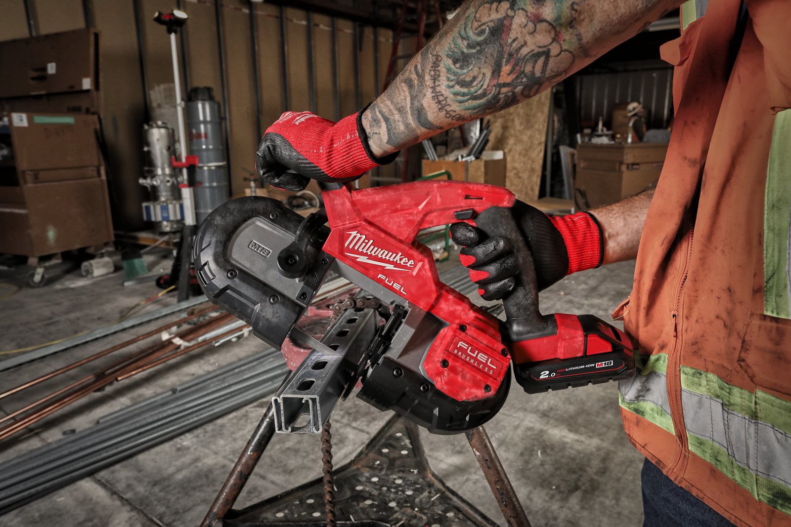 Fierăstrău compact cu bandă M18 FUEL Milwaukee M18 FBS85-0C - in utilizare 2