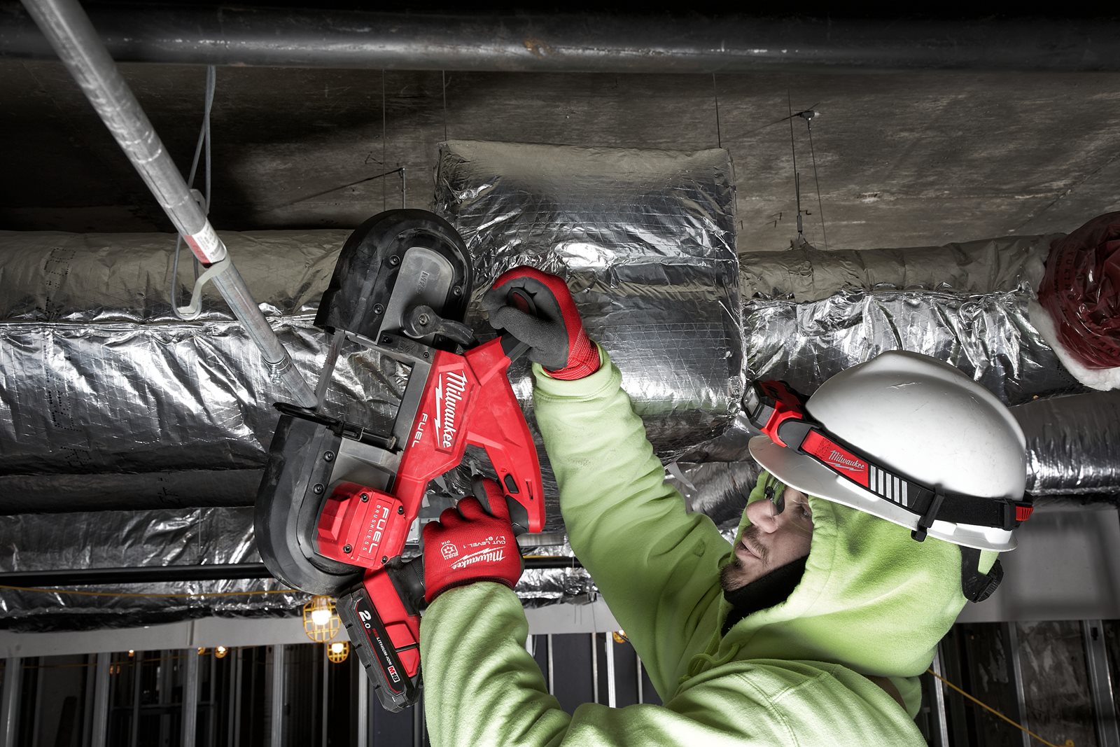 Fierăstrău compact cu bandă M18 FUEL Milwaukee M18 FBS85-0C - in utilizare 3
