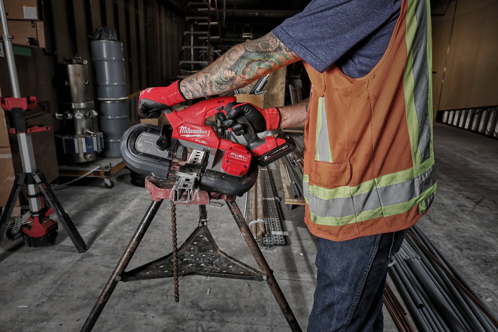 Fierăstrău compact cu bandă M18 FUEL Milwaukee M18 FBS85-0C - in utilizare 4