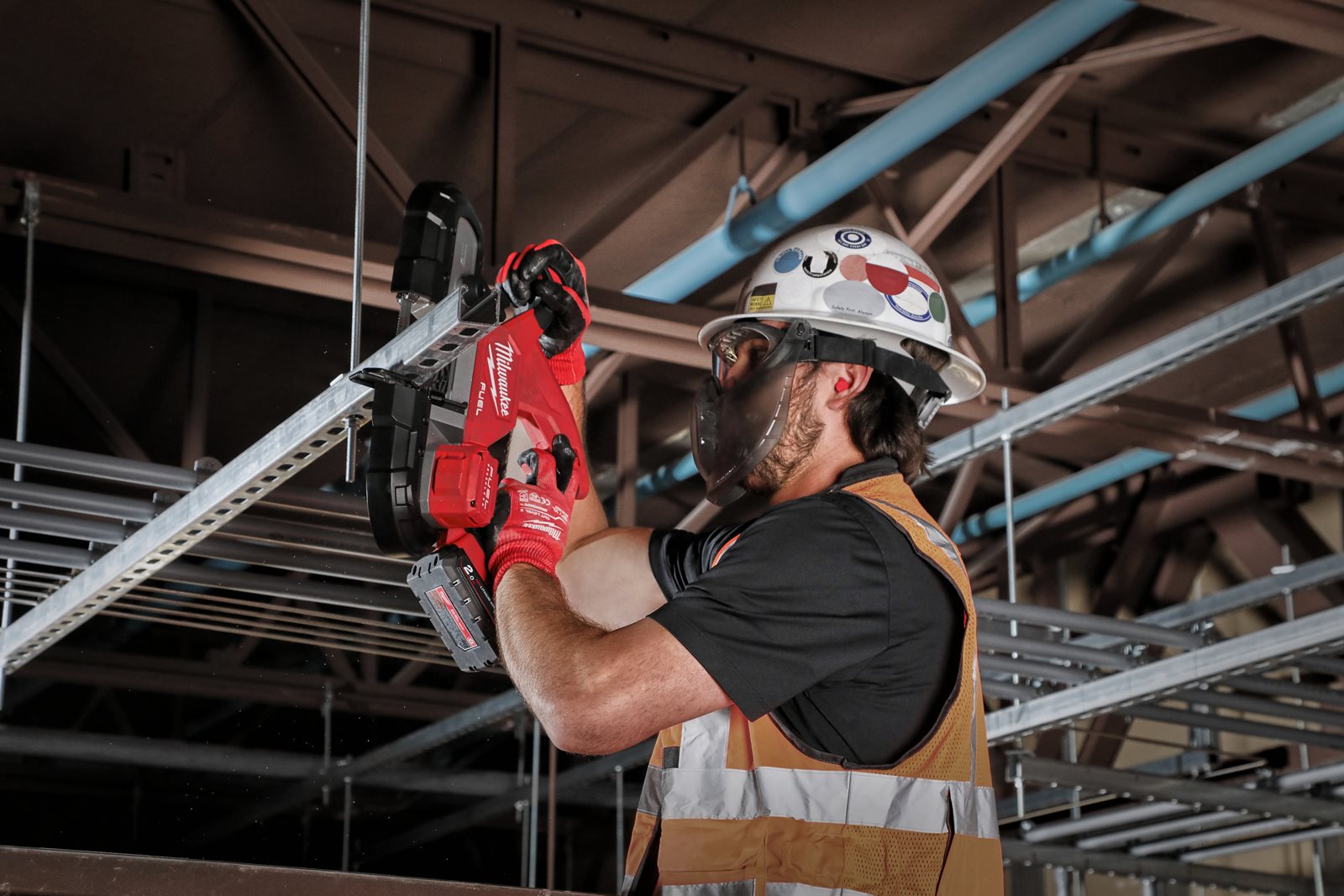 Fierăstrău compact cu bandă M18 FUEL Milwaukee M18 FBS85-0C - in utilizare 5
