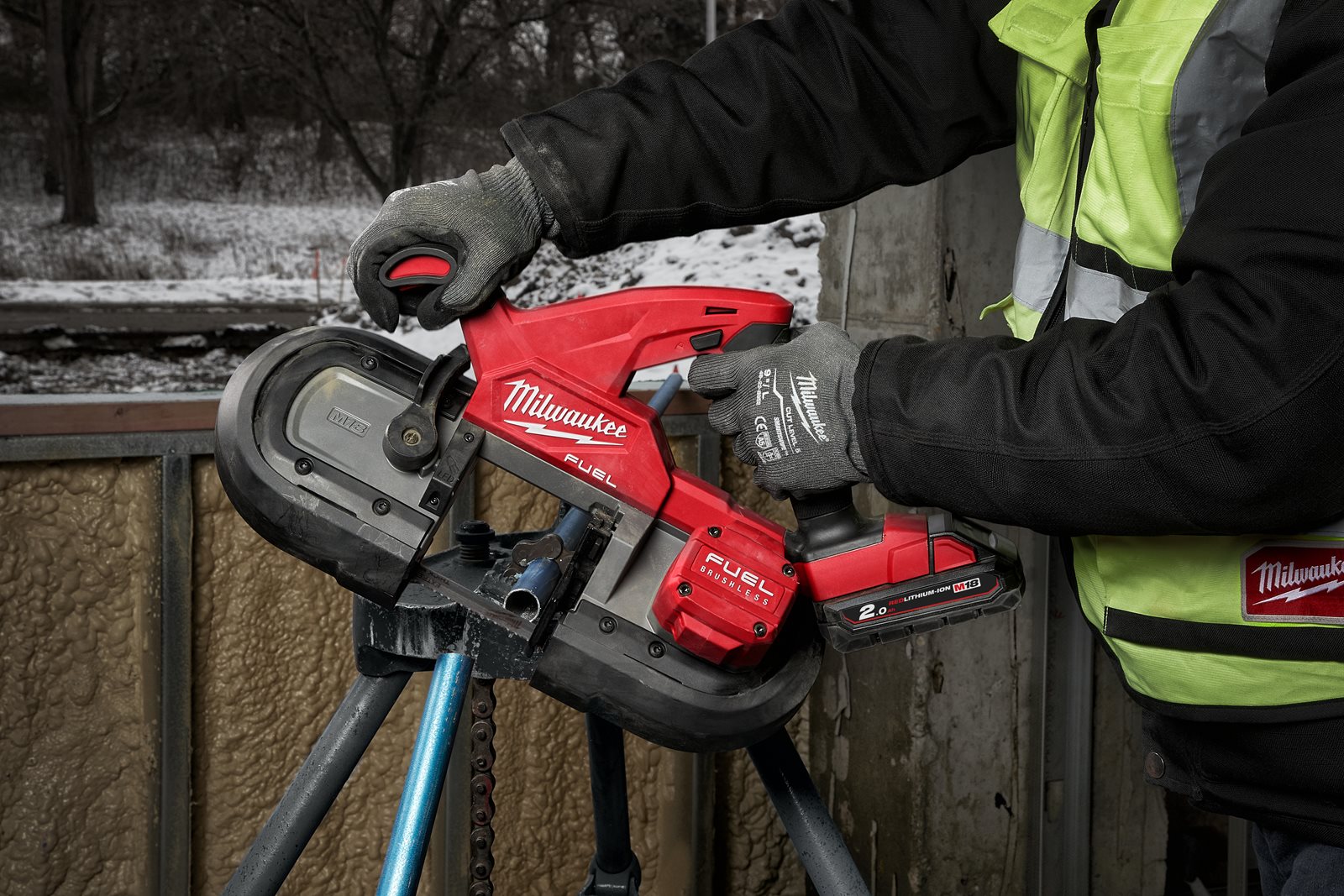Fierăstrău compact cu bandă M18 FUEL Milwaukee M18 FBS85-0C - in utilizare 6