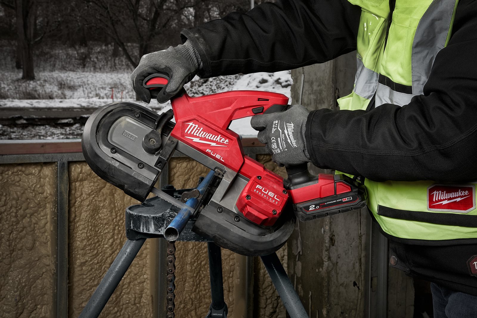 Fierăstrău compact cu bandă M18 FUEL Milwaukee M18 FBS85-0C - in utilizare 7