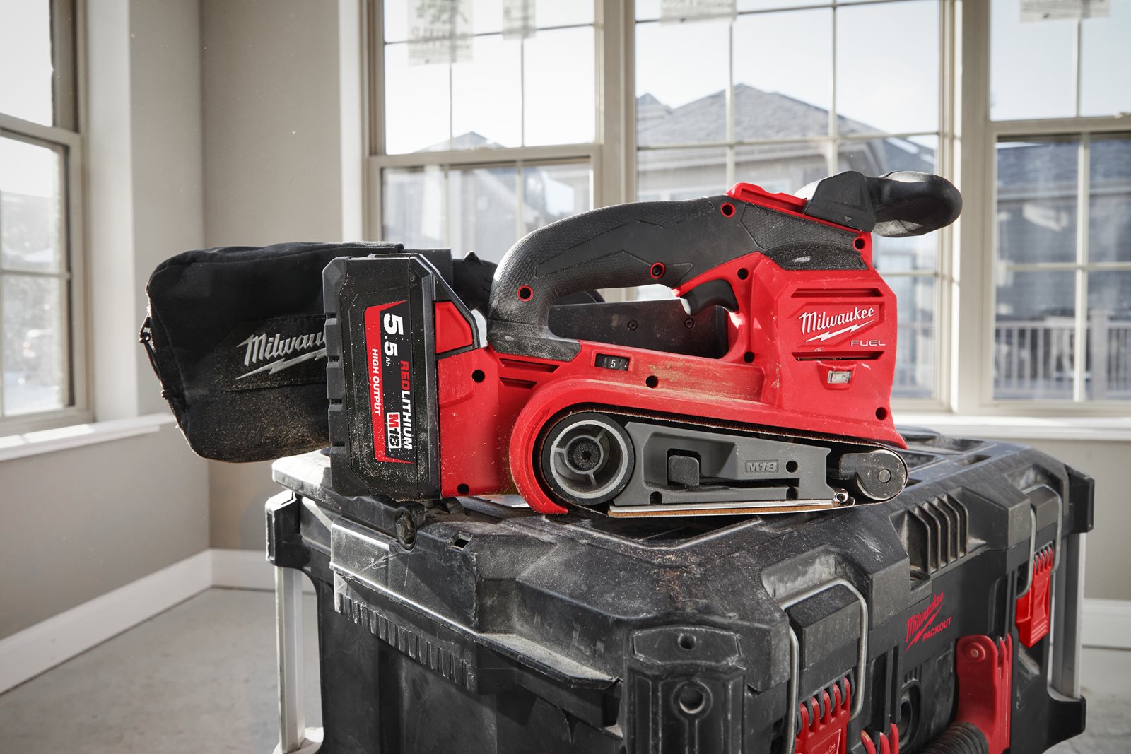 Șlefuitor cu curea 75 mm M18 FUEL Milwaukee M18 FBTS75-0 - in utilizare 1