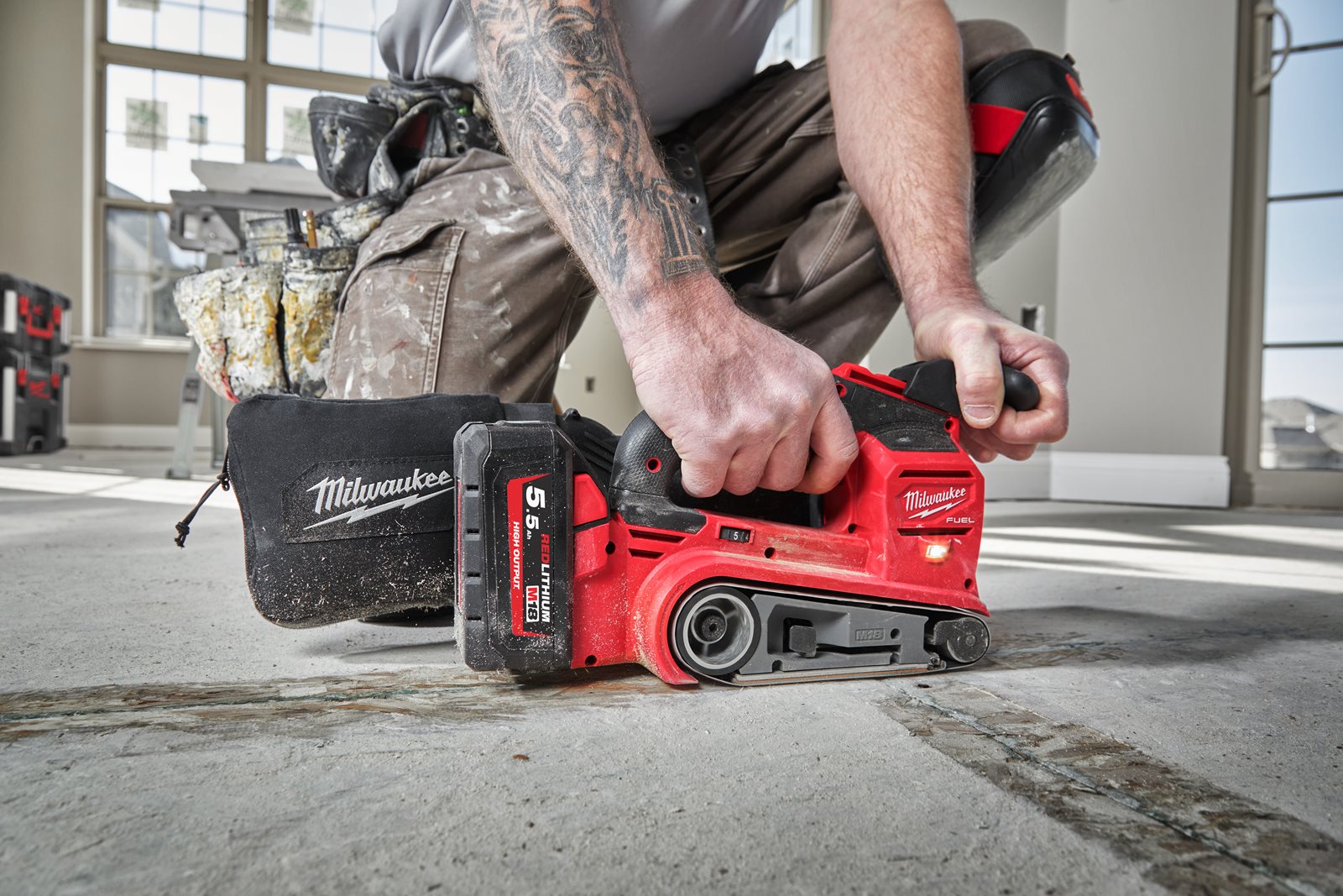 Șlefuitor cu curea 75 mm M18 FUEL Milwaukee M18 FBTS75-0 - in utilizare 2