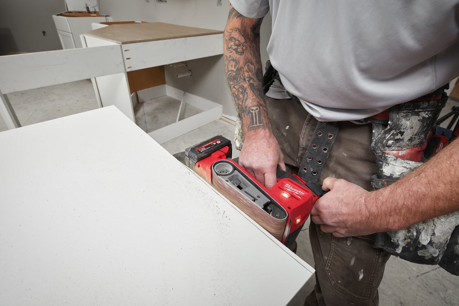 Șlefuitor cu curea 75 mm M18 FUEL Milwaukee M18 FBTS75-0 - in utilizare 4