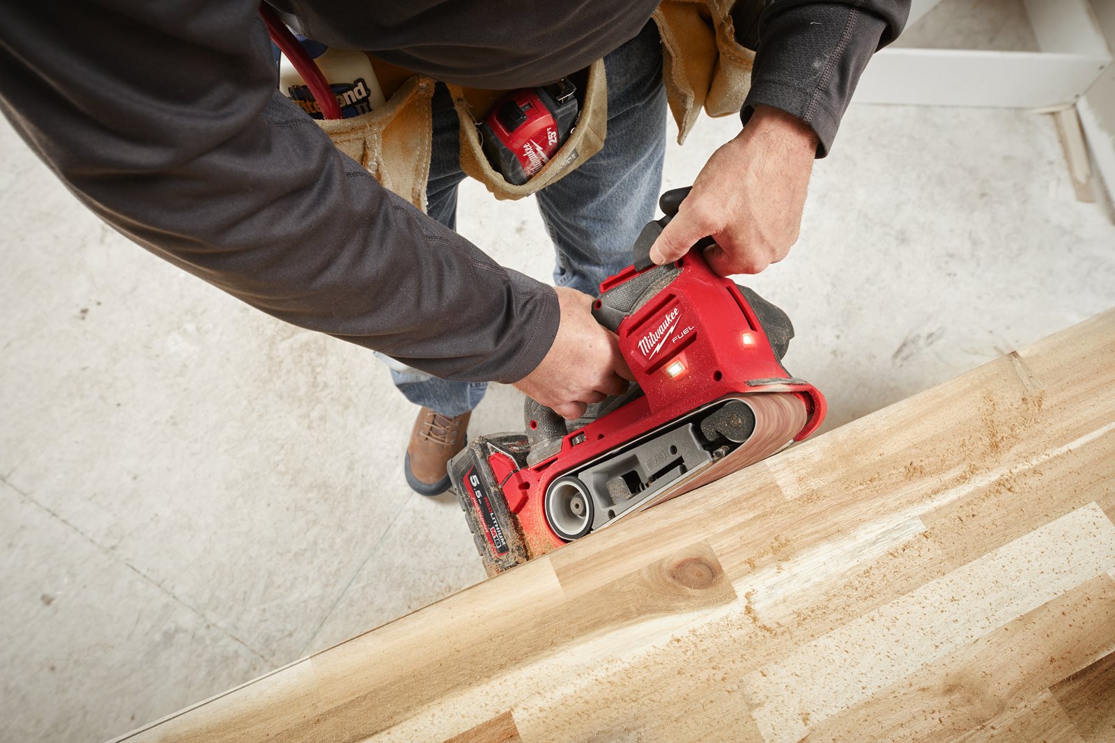 Șlefuitor cu curea 75 mm M18 FUEL Milwaukee M18 FBTS75-0 - in utilizare 5