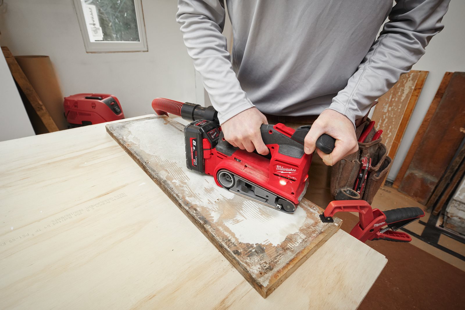 Șlefuitor cu curea 75 mm M18 FUEL Milwaukee M18 FBTS75-0 - in utilizare 6
