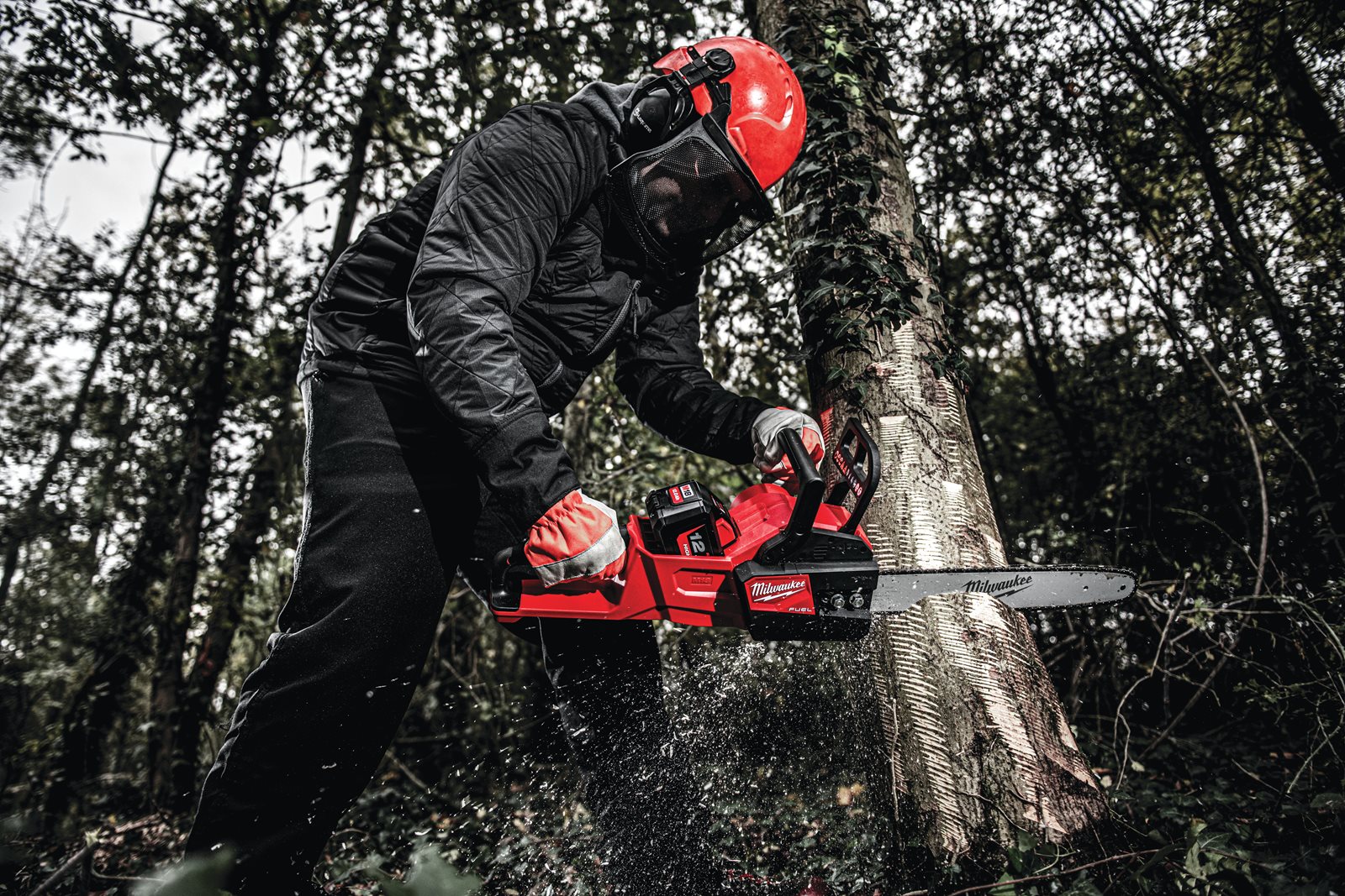 Fierăstrău cu lanț 40 cm M18 FUEL Milwaukee M18 FCHS-0 - in utilizare 1
