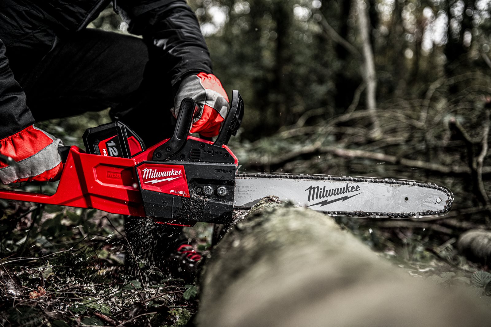 Fierăstrău cu lanț 40 cm M18 FUEL Milwaukee M18 FCHS-0 - in utilizare 10