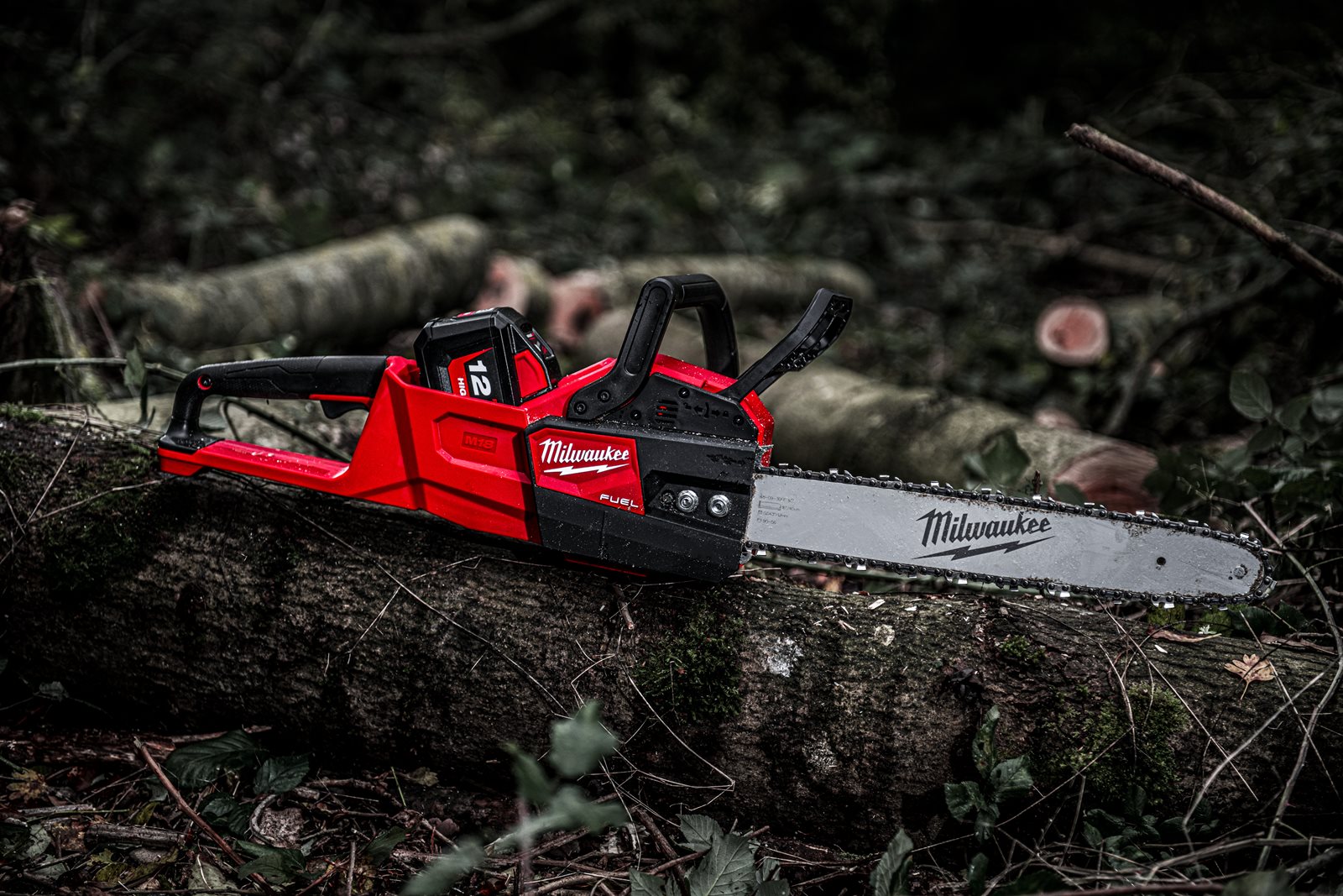 Fierăstrău cu lanț 40 cm M18 FUEL Milwaukee M18 FCHS-0 - in utilizare 11