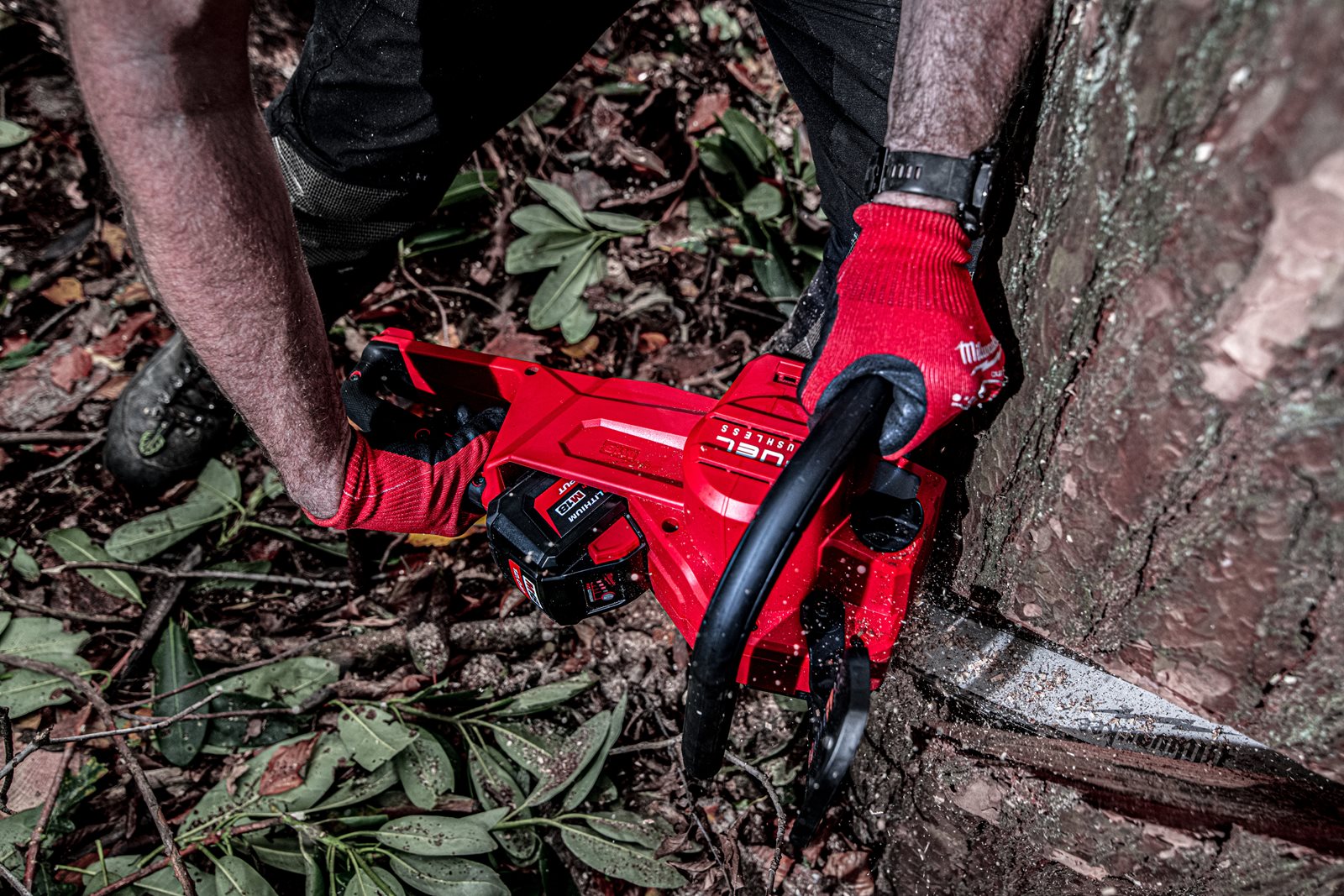 Fierăstrău cu lanț 40 cm M18 FUEL Milwaukee M18 FCHS-0 - in utilizare 15