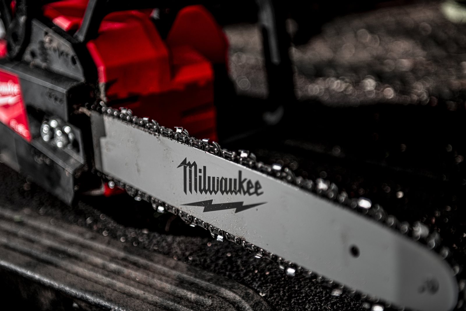 Fierăstrău cu lanț 40 cm M18 FUEL Milwaukee M18 FCHS-0 - in utilizare 16