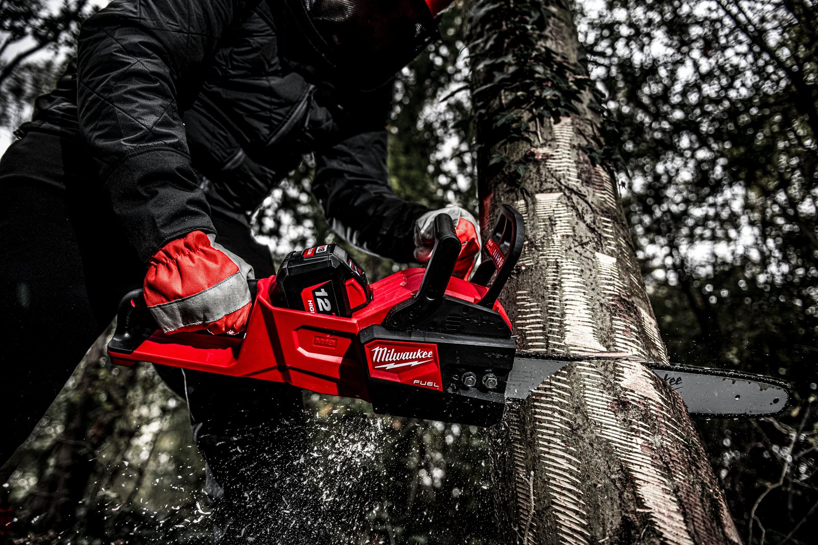 Fierăstrău cu lanț 40 cm M18 FUEL Milwaukee M18 FCHS-0 - in utilizare 2