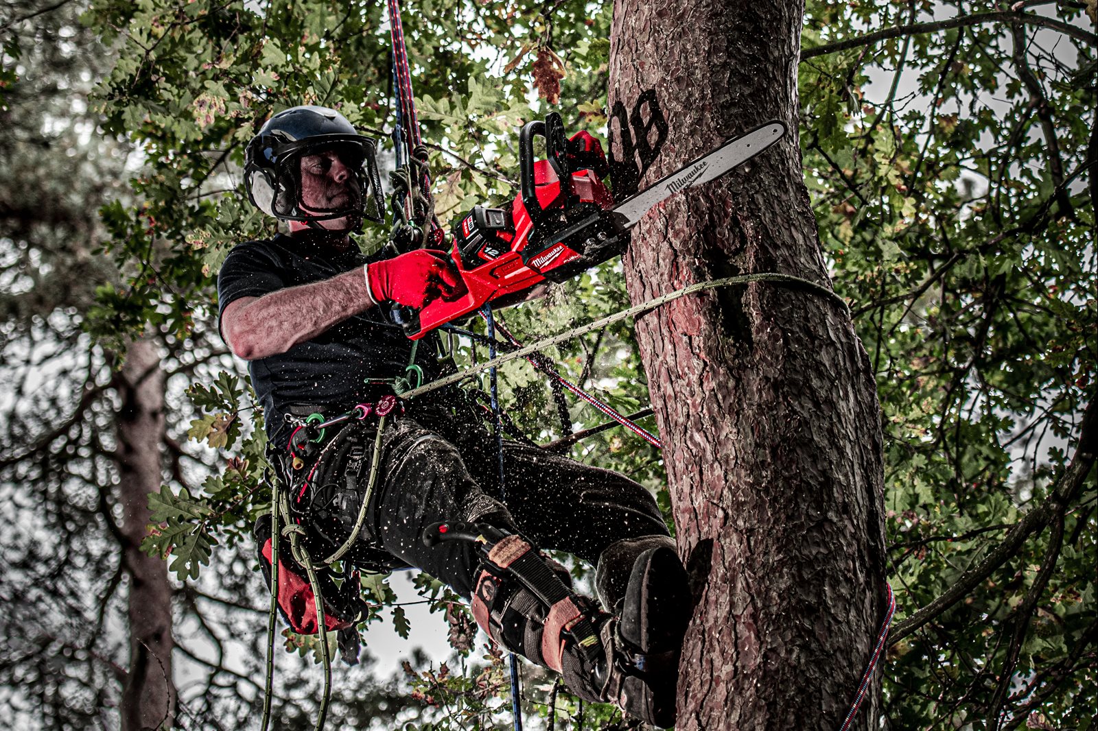 Fierăstrău cu lanț 40 cm M18 FUEL Milwaukee M18 FCHS-0 - in utilizare 3