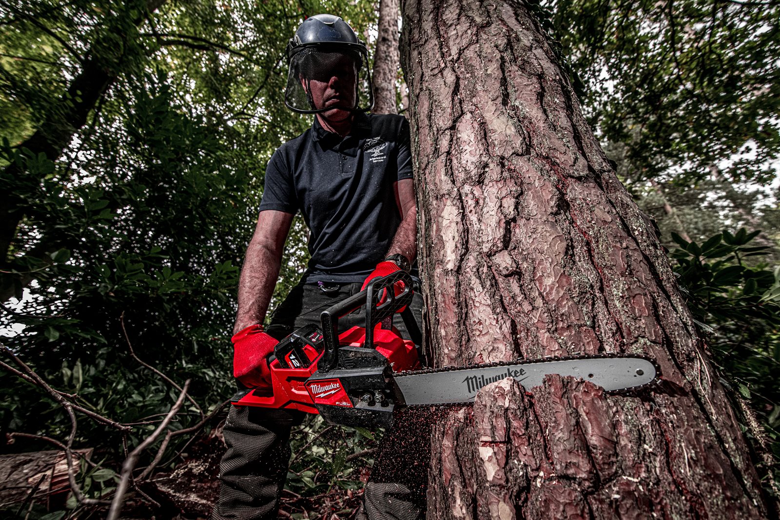 Fierăstrău cu lanț 40 cm M18 FUEL Milwaukee M18 FCHS-0 - in utilizare 4
