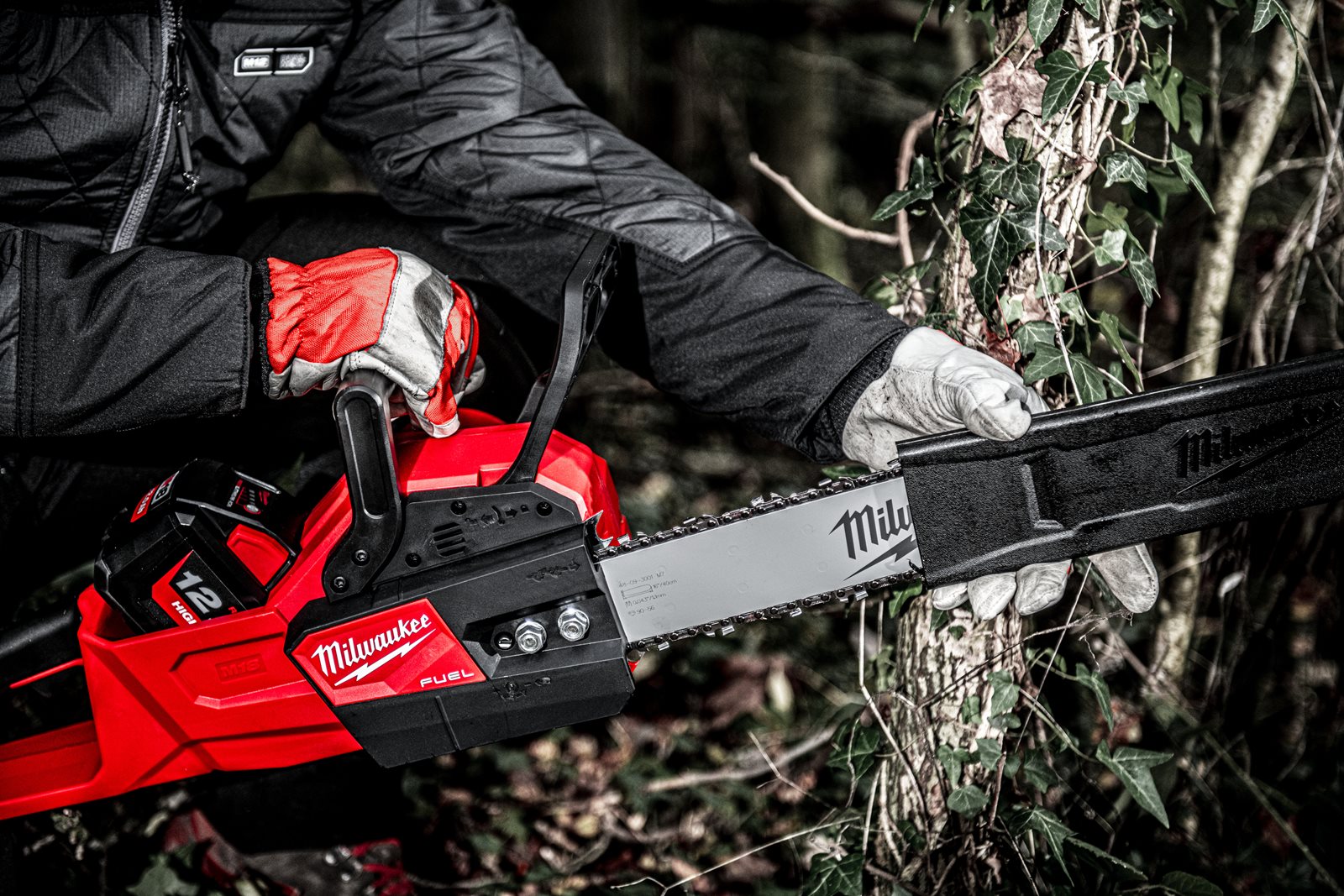 Fierăstrău cu lanț 40 cm M18 FUEL Milwaukee M18 FCHS-0 - in utilizare 6