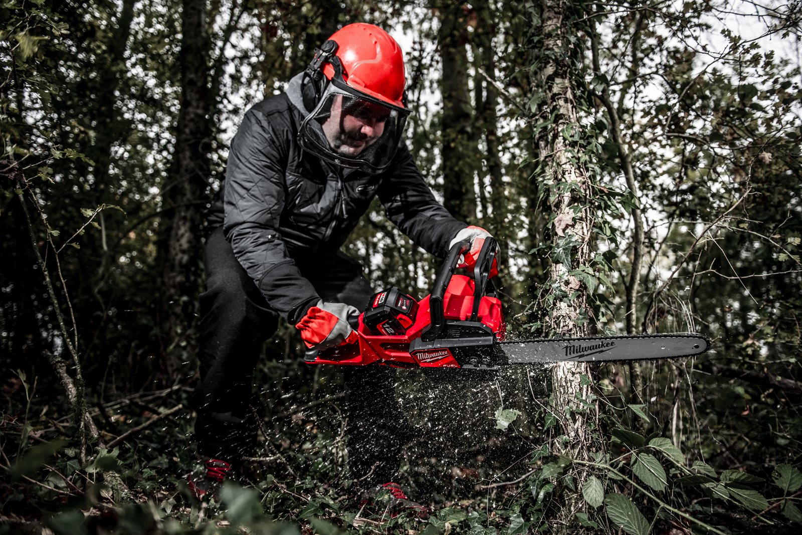 Fierăstrău cu lanț 40 cm M18 FUEL Milwaukee M18 FCHS-0 - in utilizare 7