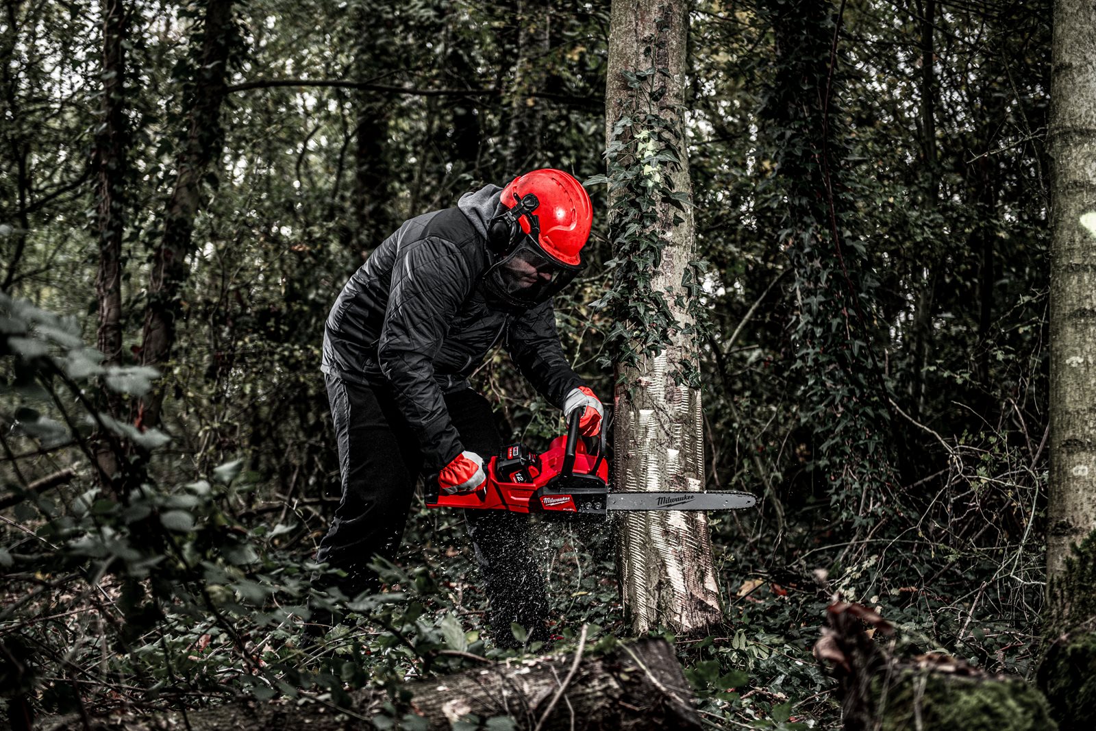 Fierăstrău cu lanț 40 cm M18 FUEL Milwaukee M18 FCHS-0 - in utilizare 8