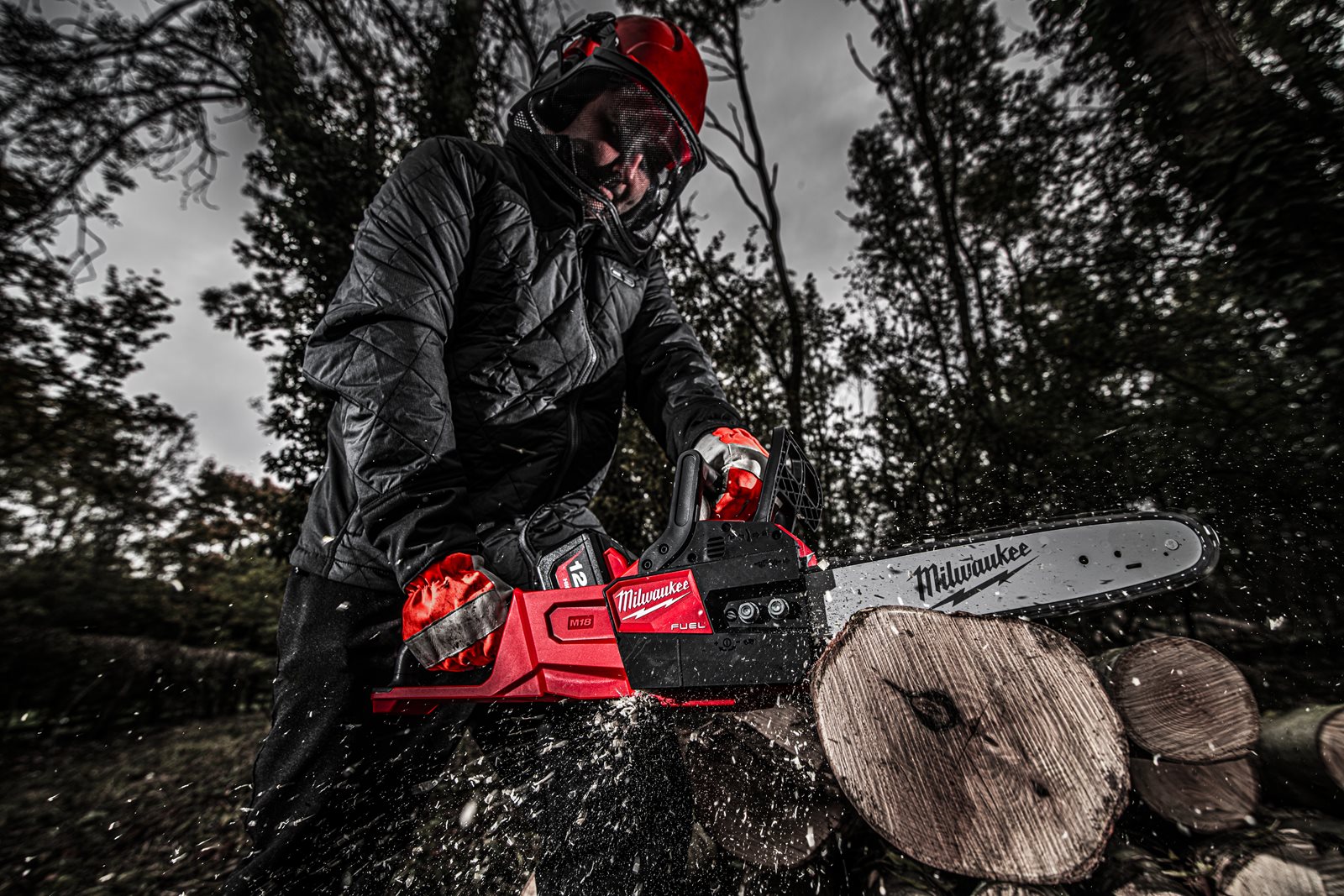 Fierăstrău cu lanț 30 cm M18 FUEL Milwaukee M18 FCHSC-0 - in utilizare 1