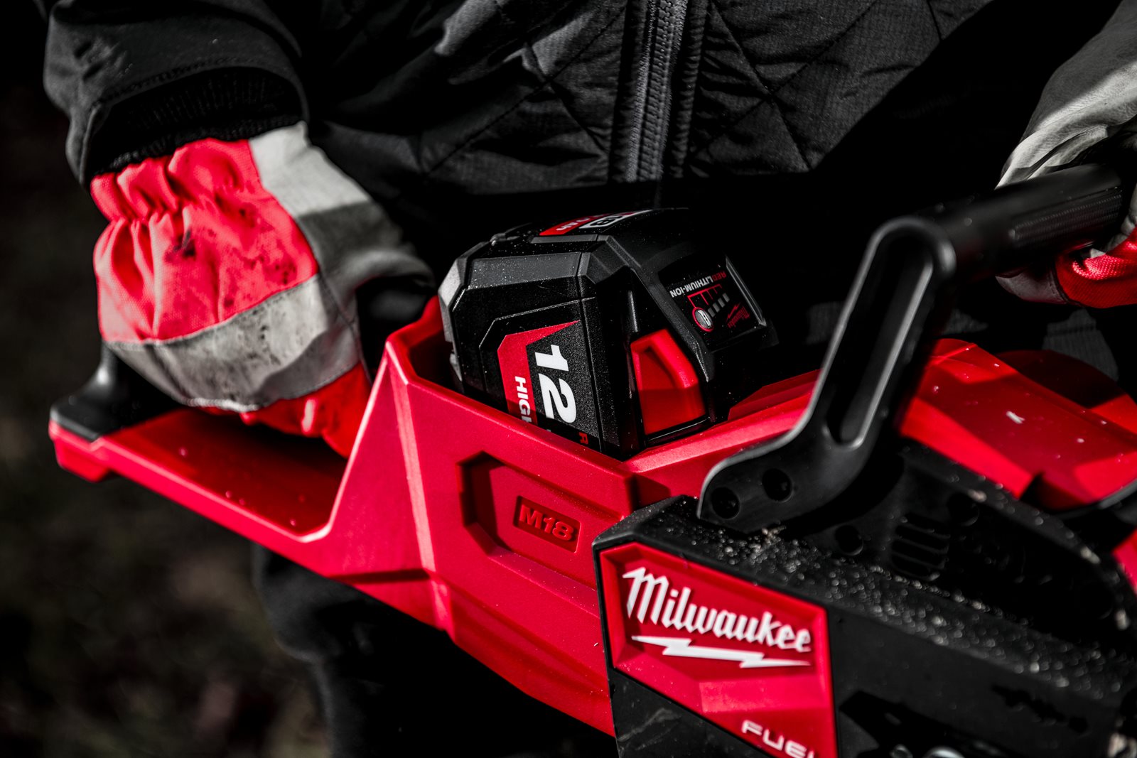Fierăstrău cu lanț 30 cm M18 FUEL Milwaukee M18 FCHSC-0 - in utilizare 10