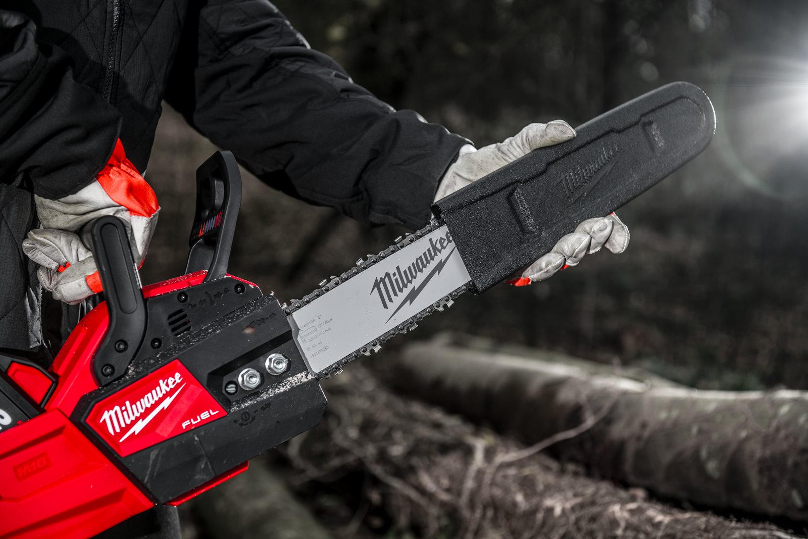 Fierăstrău cu lanț 30 cm M18 FUEL Milwaukee M18 FCHSC-0 - in utilizare 11