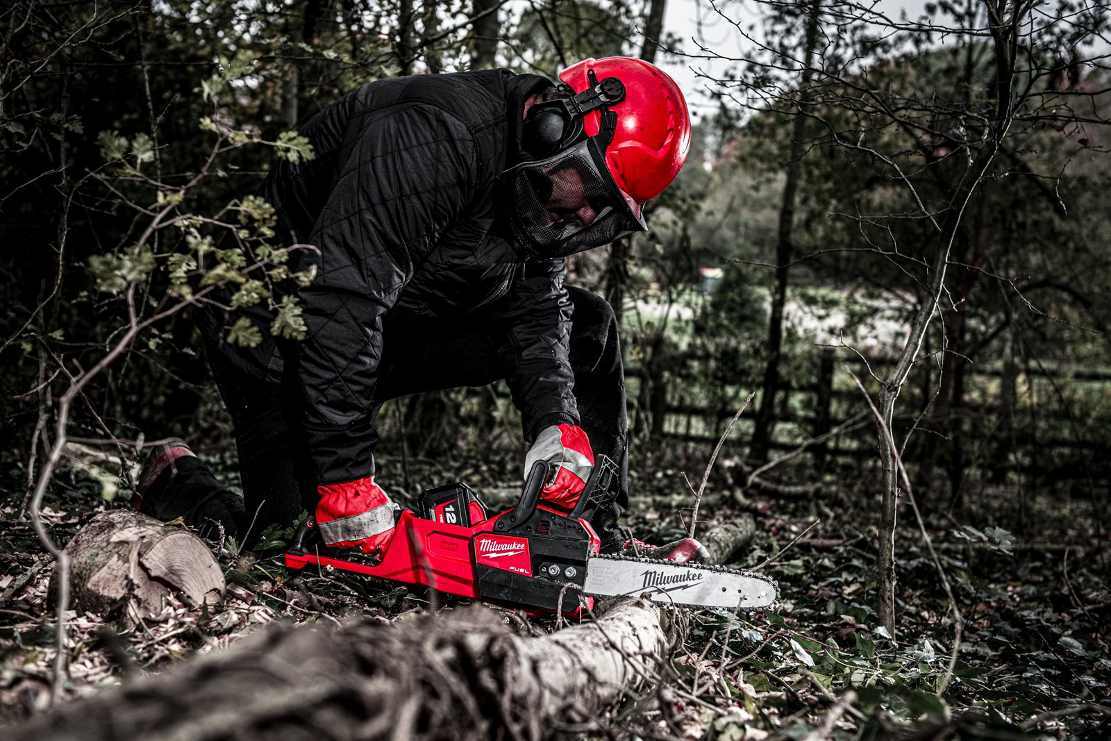 Fierăstrău cu lanț 30 cm M18 FUEL Milwaukee M18 FCHSC-0 - in utilizare 13
