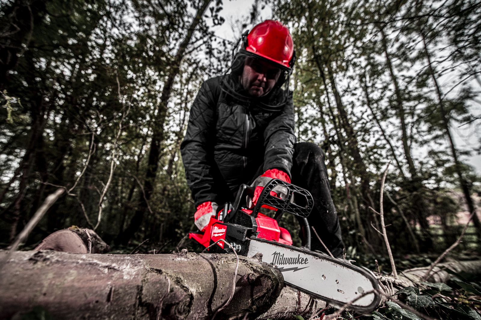 Fierăstrău cu lanț 30 cm M18 FUEL Milwaukee M18 FCHSC-0 - in utilizare 14