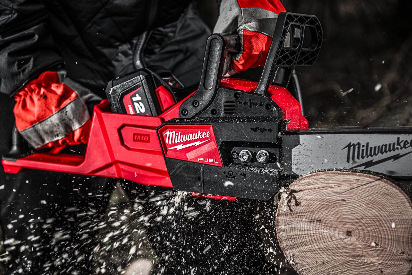 Fierăstrău cu lanț 30 cm M18 FUEL Milwaukee M18 FCHSC-0 - in utilizare 2