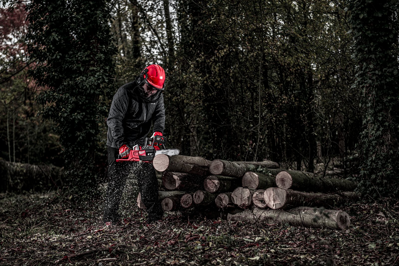 Fierăstrău cu lanț 30 cm M18 FUEL Milwaukee M18 FCHSC-0 - in utilizare 3